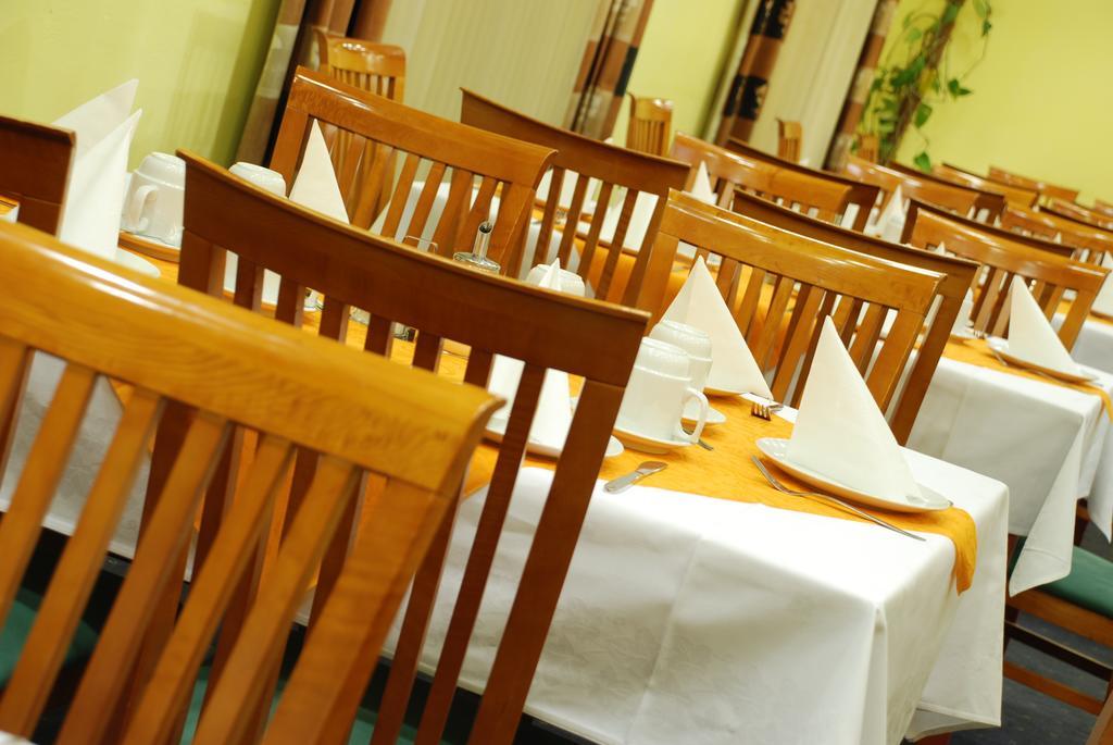 Henrietta Hotel 3*